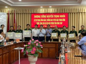 Trung tướng tặng quà chiến sĩ